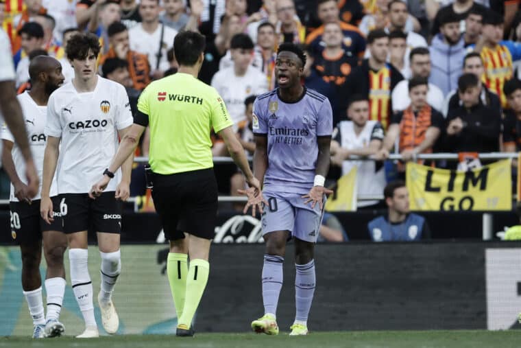 España aprobó suspensión y desalojo en partidos de fútbol que registren incidentes racistas