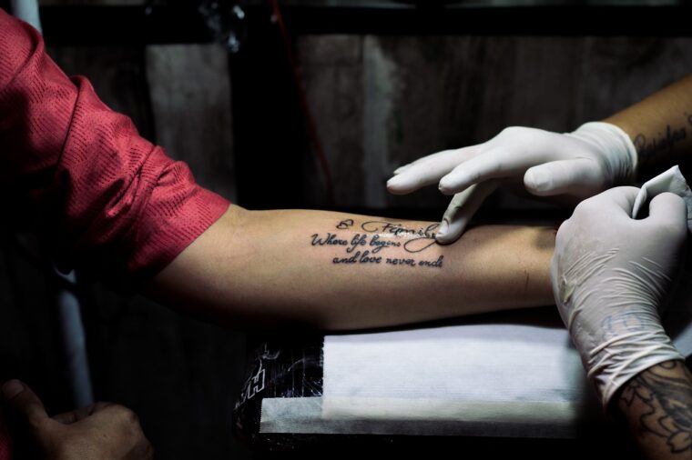 Procedimientos para quitar un tatuaje: riesgos y efectos secundarios