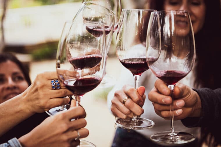 Un estudio demostró los beneficios de tomar vino sin alcohol para la elasticidad de la piel