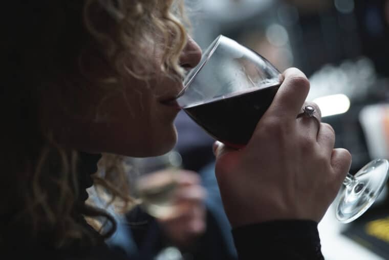 Un estudio demostró los beneficios de tomar vino sin alcohol para la elasticidad de la piel