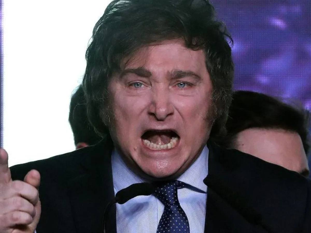 Quién es Javier Milei y cuáles son las radicales propuestas con las que ganó las primarias en Argentina