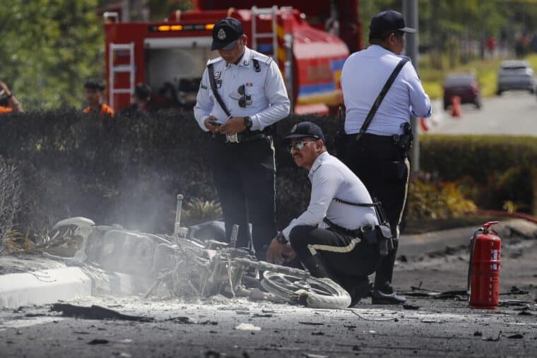 Al menos 10 muertos al estrellarse una avioneta en una autovía en Malasia