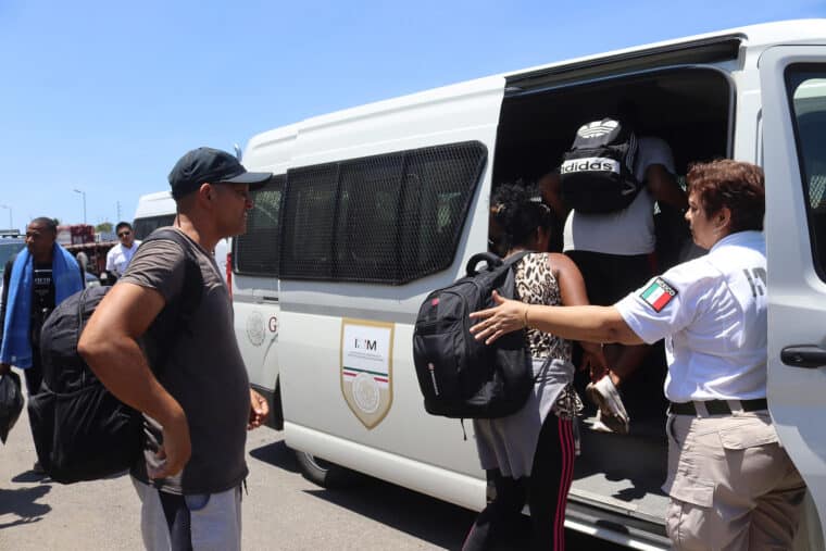 27 migrantes quedaron varados en México luego por descarrilamiento de una camioneta en el que iban