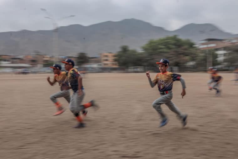 Niños venezolanos encuentran refugio en escuela de beisbol de Perú