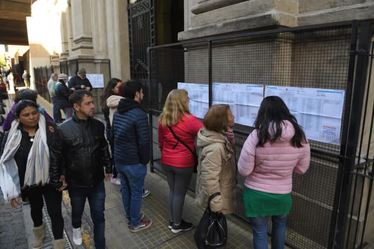 Demoras, petición de voto y una participación “normal” dominó la jornada electoral en Argentina