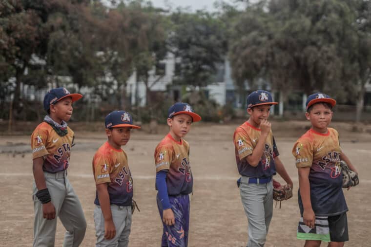 Niños venezolanos encuentran refugio en escuela de beisbol de Perú