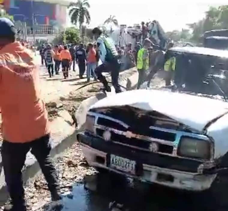 Un accidente de tránsito dejó varios muertos y heridos en La Guaira