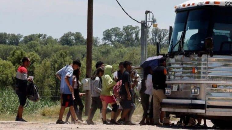 Muere una niña venezolana de 3 años en un autobús de migrantes en Texas