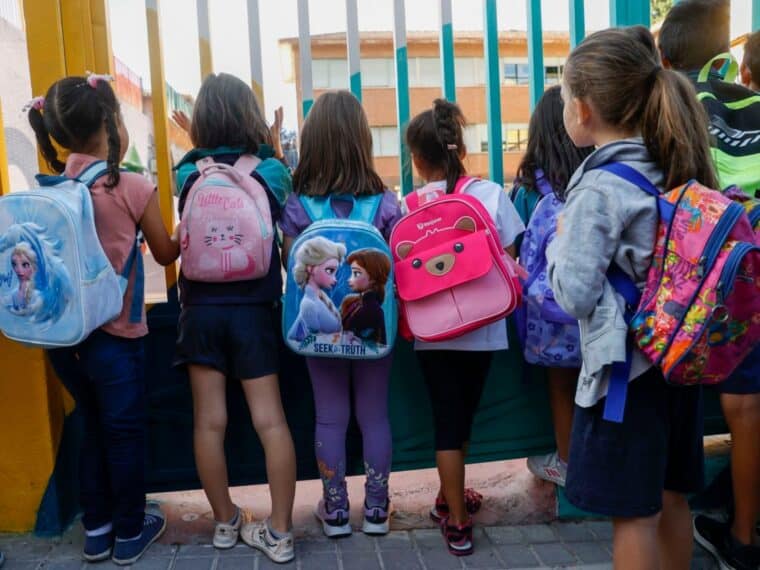 Autoridades de Nueva York multarán a las escuelas que impidan el acceso de niños migrantes