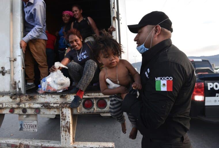 Hallaron a 230 migrantes hacinados en un tráiler en México