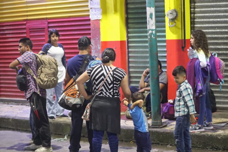Migrantes en la frontera sur de México tramitan documento para poder trabajar