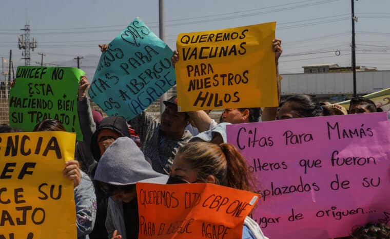 Migrantes en la frontera de México denunciaron que falta de vacunas provocó brote de varicela en niños 