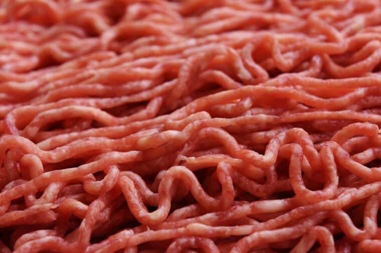 ¿Cuáles son los riesgos de comer carnes crudas y cómo aprovechar mejor las proteínas de origen animal?