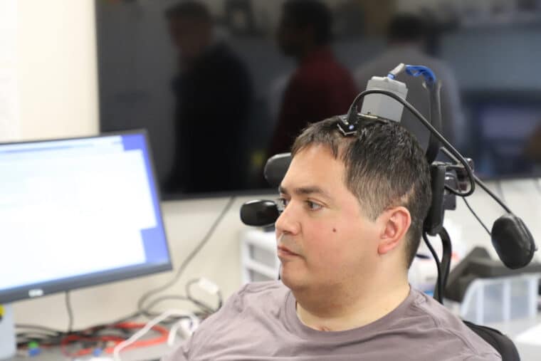 Implante cerebral con IA logró mejorar sensibilidad y movimiento en paciente tetrapléjico