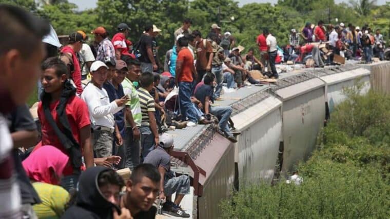 “Mi miedo era ir al hospital y que Migración me devolviera”: la venezolana que entró en labor de parto sobre el techo de un tren de La Bestia en México