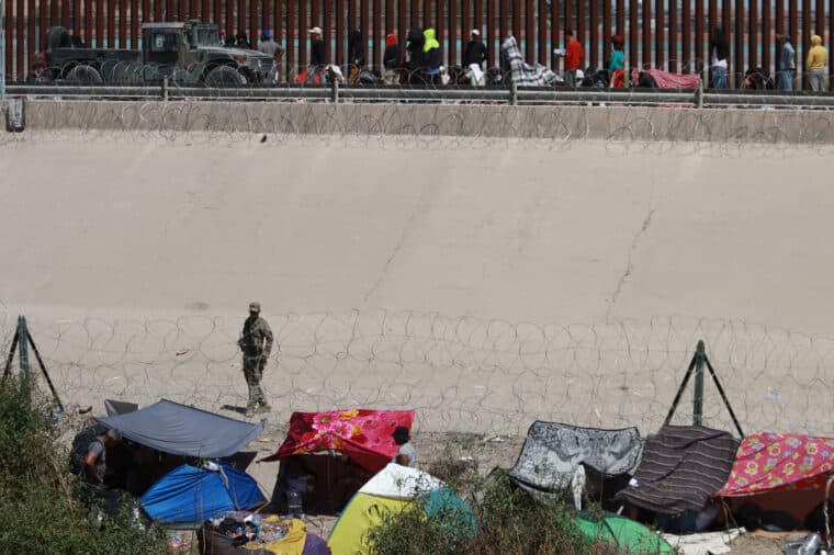 Autoridades disolvieron un campamento de migrantes en la frontera entre México y Estados Unidos