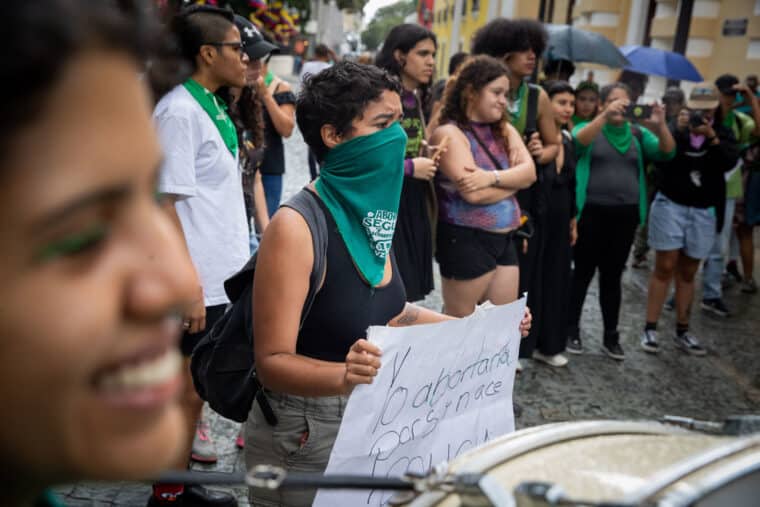 En imágenes: activistas protestaron frente a la AN para exigir la legalización del aborto