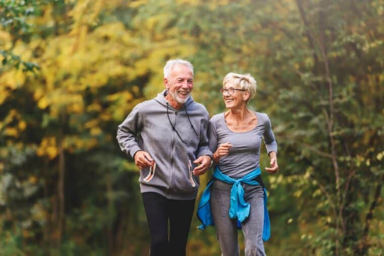 ¿Cómo los adultos mayores pueden mantener una vida activa y saludable?