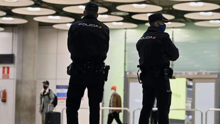 Policía de España desarticuló una red de tráfico de migrantes que simulaba viajes turísticos desde Colombia