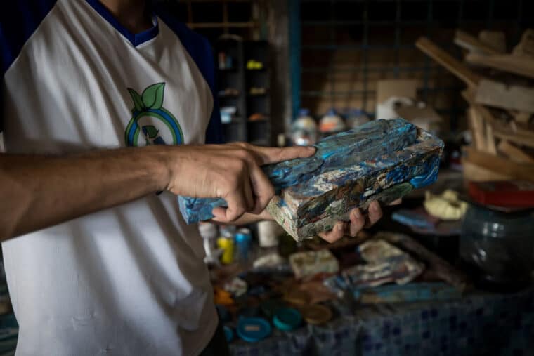 Emprendedores venezolanos promueven el reciclaje como fuente de ingresos