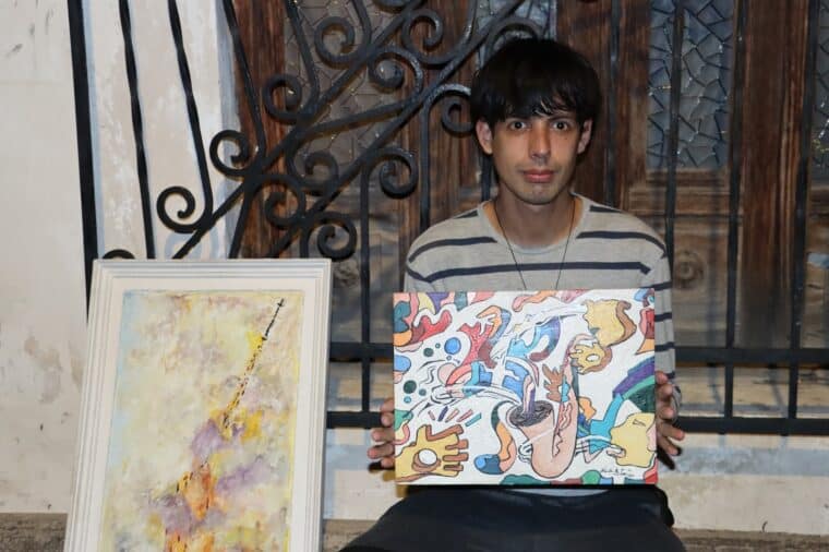 El artista con síndrome de Asperger que halló en el dibujo y los idiomas su propósito de vida