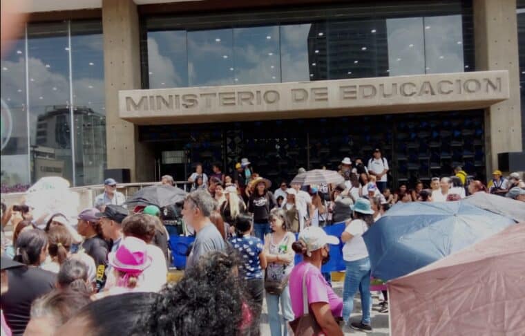 Docentes protestan en Caracas para exigir mejores condiciones salariales