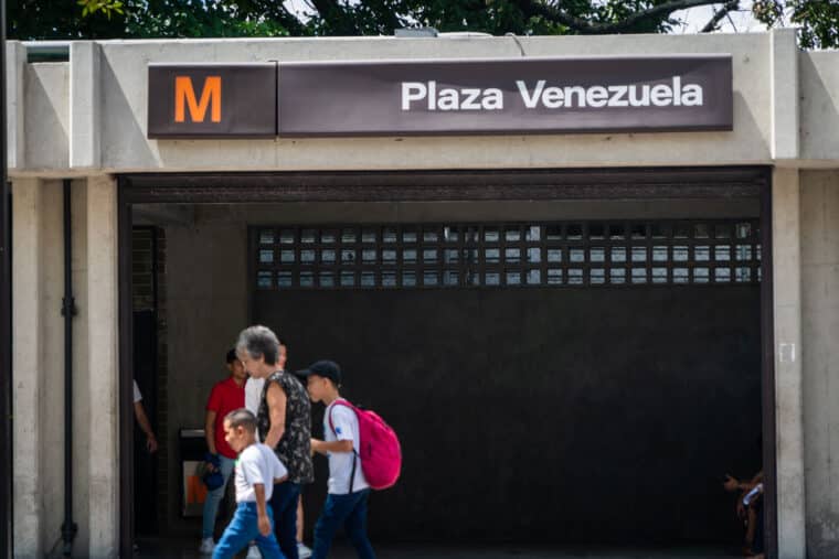 Caracas, Metro de Caracas, Estaciones del metro en Caracas, Transporte público en Caracas, Rutas del metro de Caracas, Horario del metro de Caracas, Noticias del metro en Caracas, Tarifas del metro de Caracas, Servicio de transporte en Caracas, Mapa del metro de Caracas, Cambios y actualizaciones en el metro de Caracas, Estaciones más concurridas en Caracas, Viajes seguros en el metro de Caracas, Problemas en el metro de Caracas, Accesibilidad en el metro de Caracas, Transporte subterráneo en Caracas, Desplazamiento urbano en Caracas, Movilidad en la ciudad de Caracas, Novedades en el metro de Caracas, Transporte masivo en Caracas.