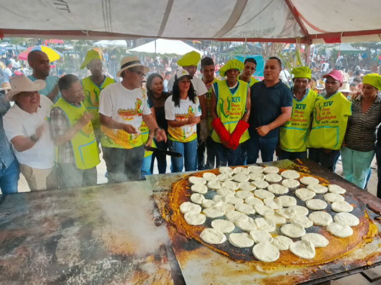 En Santa Lucía del Tuy cocinaron la cachapa más grande de Miranda