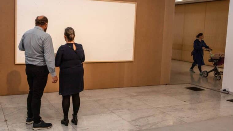 "Coge el dinero y corre": un artista envió lienzos en blanco a un museo y ahora debe devolver el pago