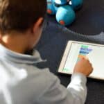 ¿Cómo puede afectar al desarrollo de los niños el tiempo que pasan en pantalla?