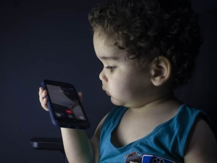¿Cómo puede afectar al desarrollo de los niños el tiempo que pasan en pantalla?