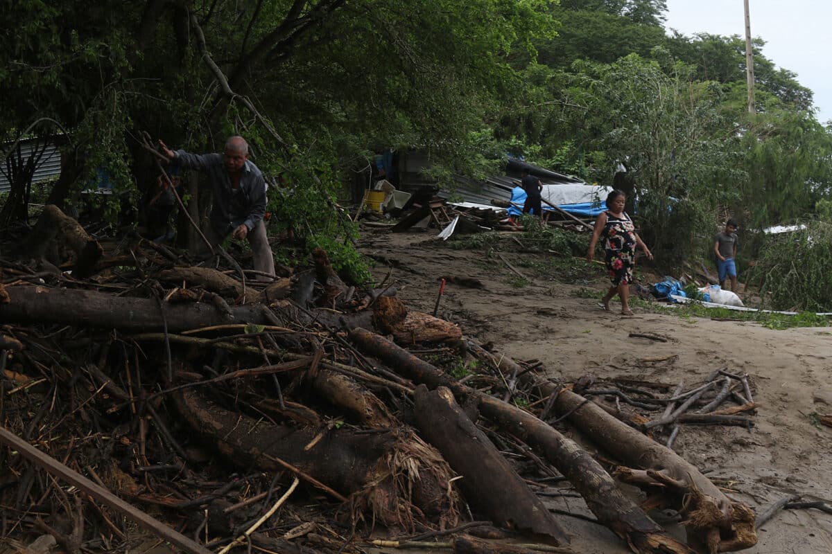 Acapulco permanece incomunicado tras el paso del huracán Otis