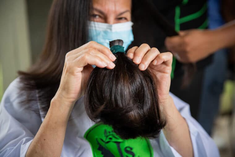 Voluntarios donaron cabello para limpiar los residuos de crudo del lago de Maracaibo
