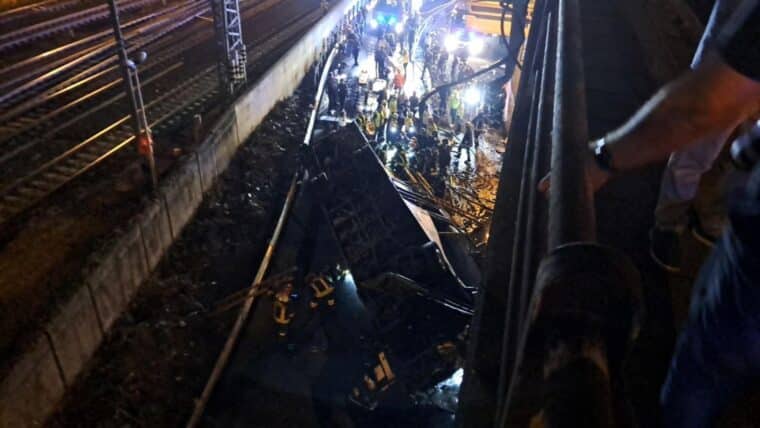 Al menos 21 muertos y varios heridos luego de que un autobús cayera al vacío en Italia