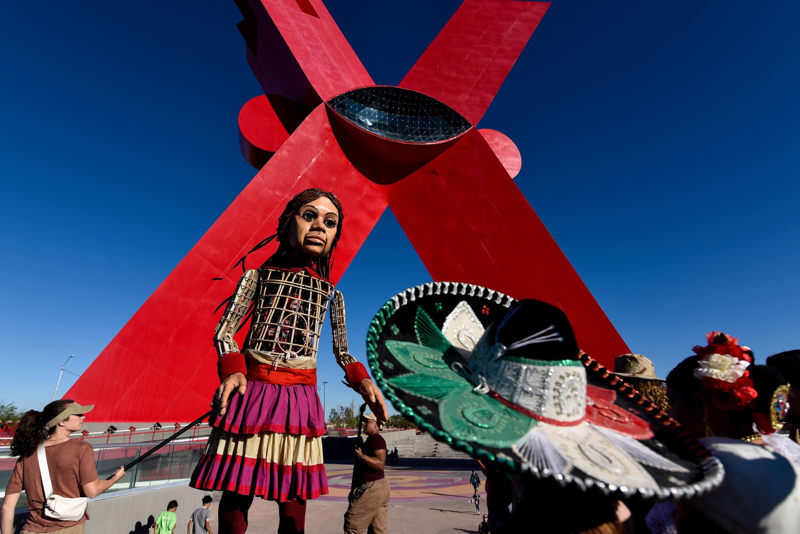 La muñeca Amal: de dónde surgió y por qué se volvió el símbolo de los migrantes y refugiados