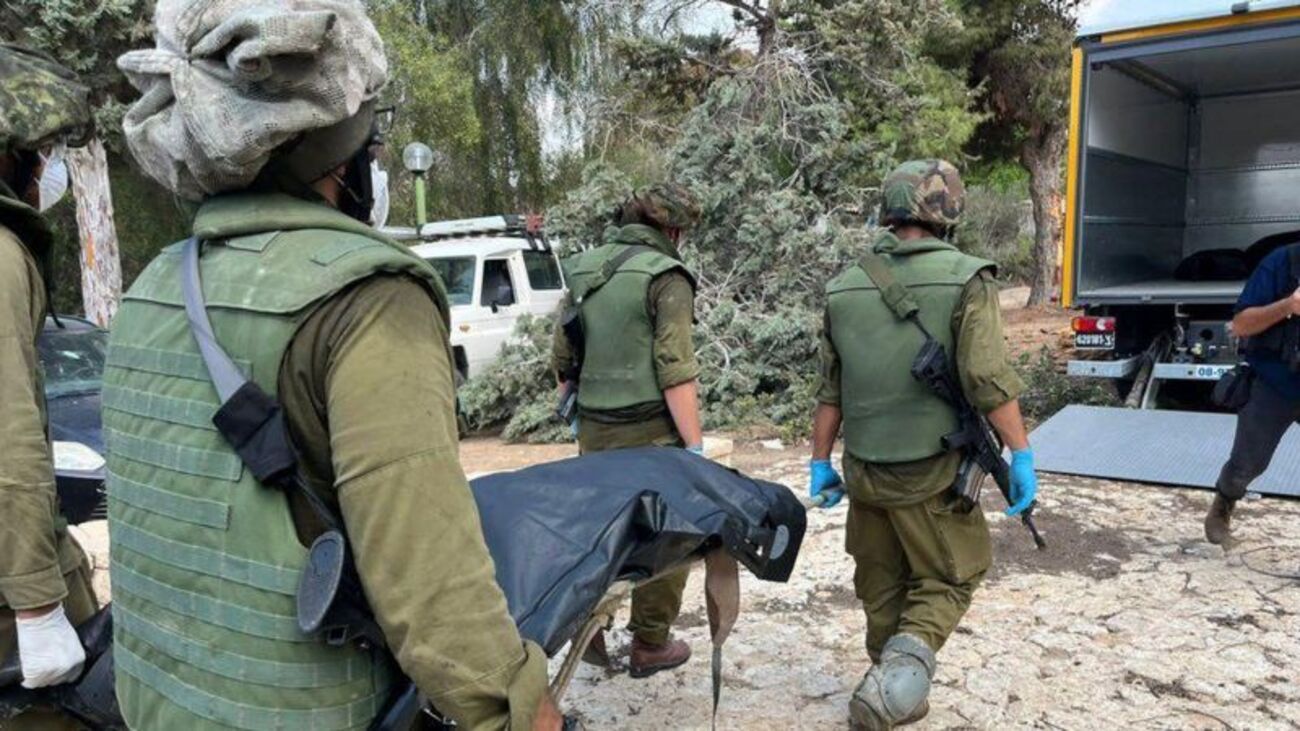 "Es una masacre": los cuerpos encontrados en Kfar Aza, uno de los kibutz israelíes atacados por Hamás