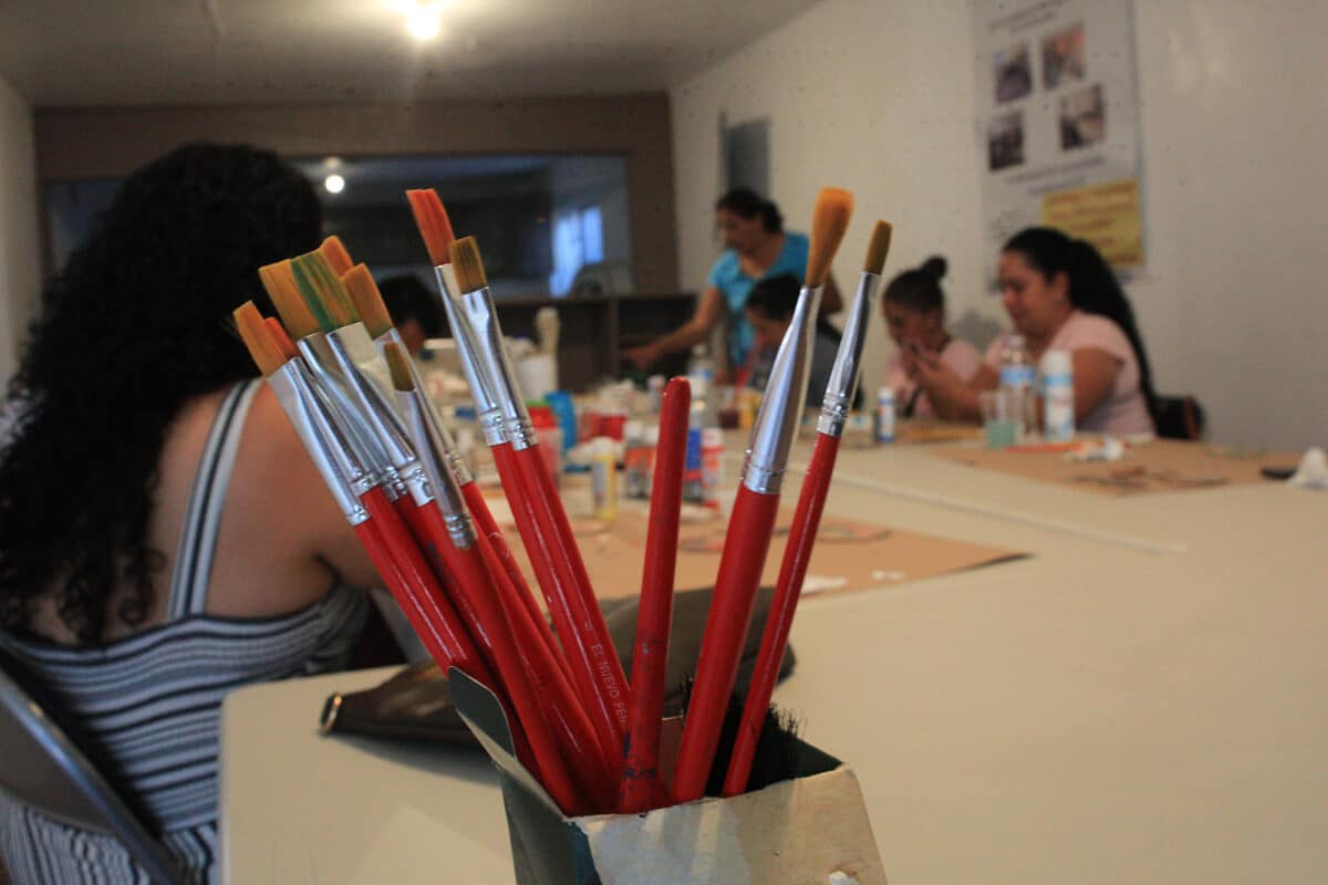 El programa que impulsa una ONG mexicana para impartir clases de artesanía a migrantes