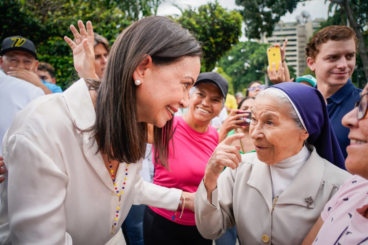 María Corina Machado en su camino hacia la mesa de votación y expresó su cariño y agradecimiento a los votantes