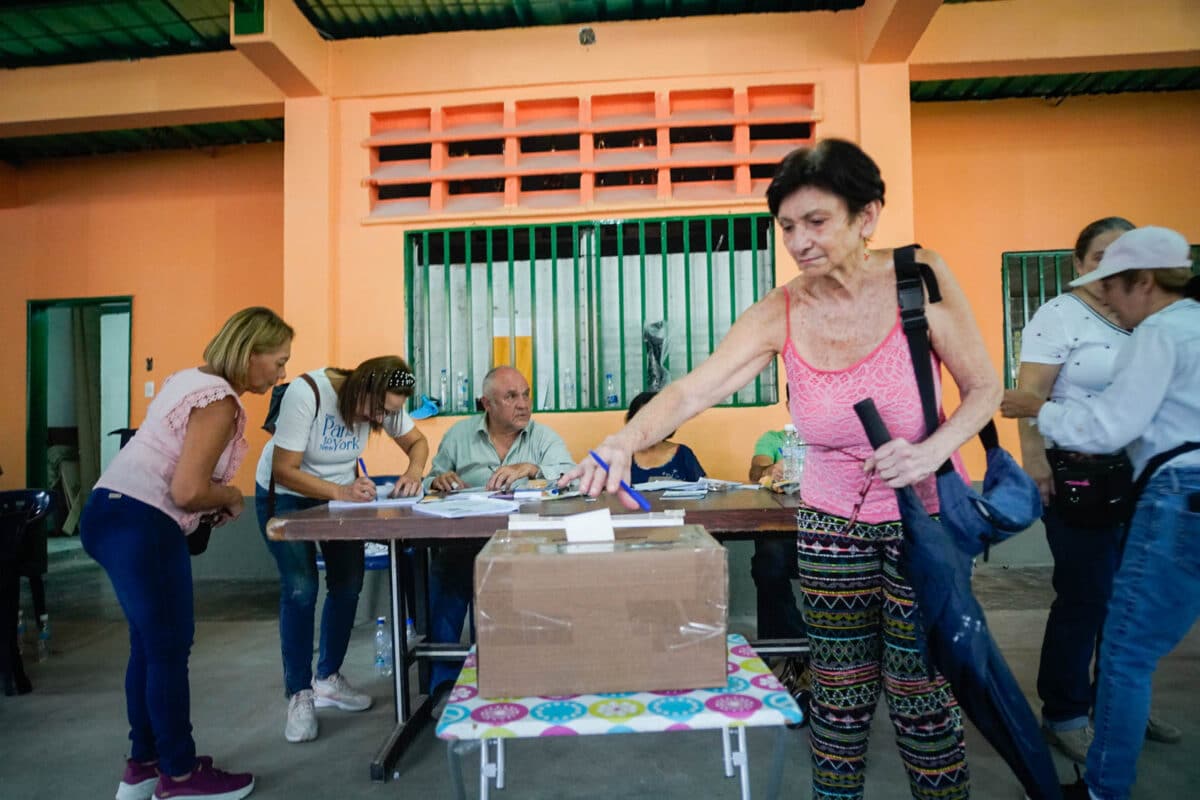 Personas ejerciendo su voto en el centro de votación de Santa Fe en las elecciones primarias 2023