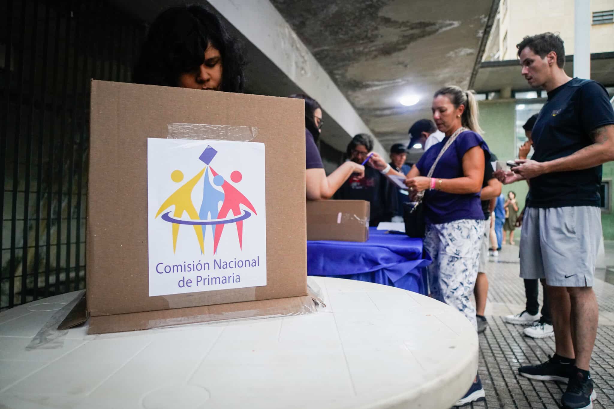 Centro de votación en Los Palos Grandes aún abierto con sus últimos votantes en las elecciones primarias 2023