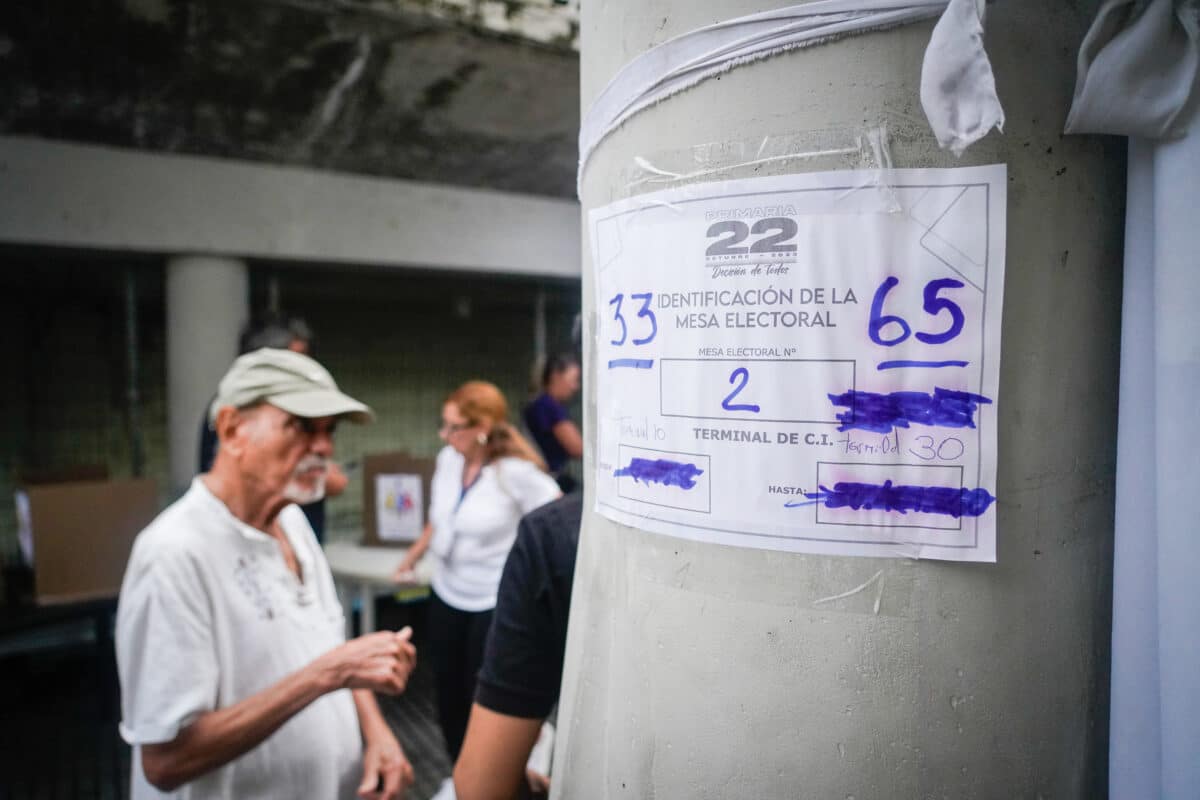 Centro de votación en Los Palos Grandes aún abierto con sus últimos votantes en las elecciones primarias 2023