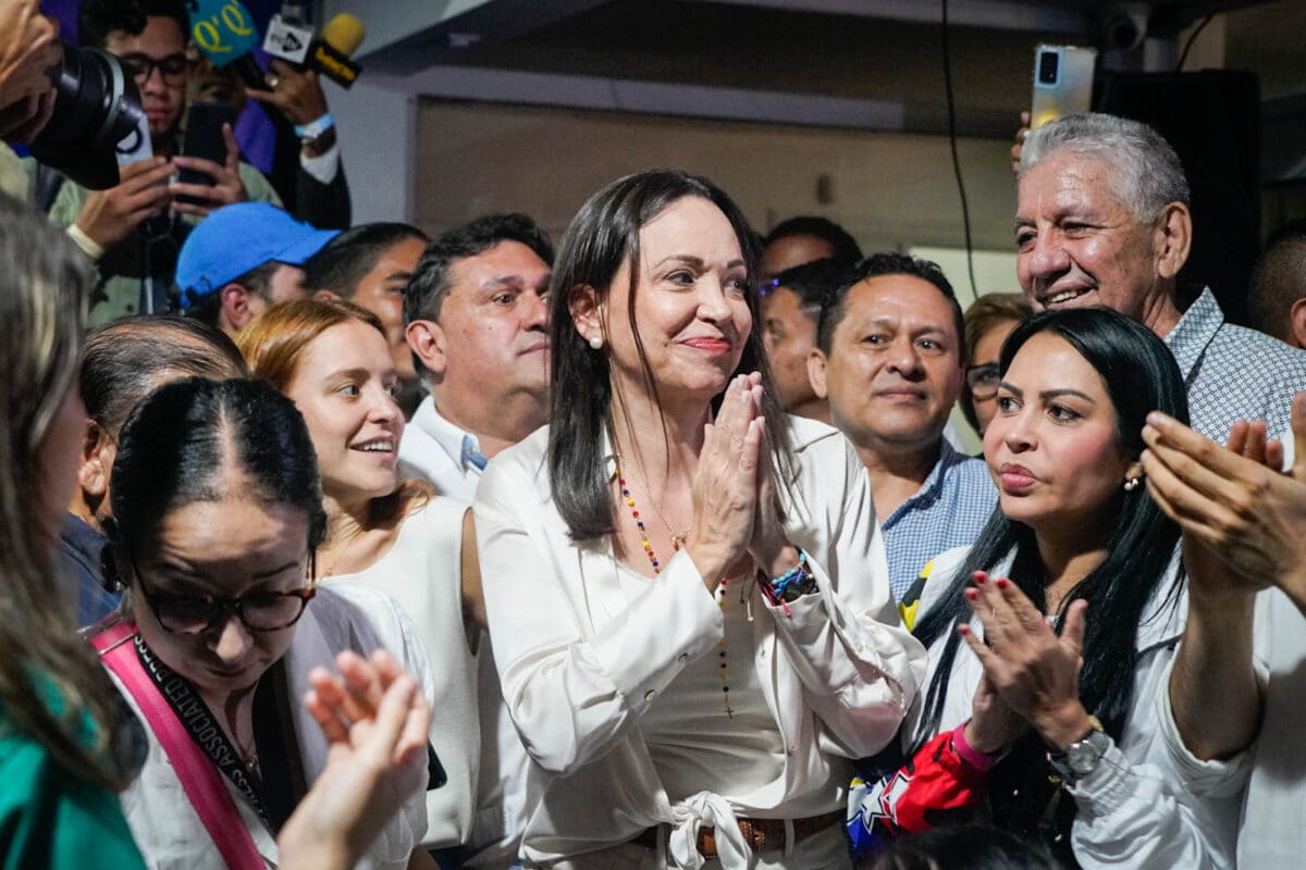 María Corina Machado recibiendo el primer boletín de los resultados y luego en tarima en la sede de su partido Vente Venezuela