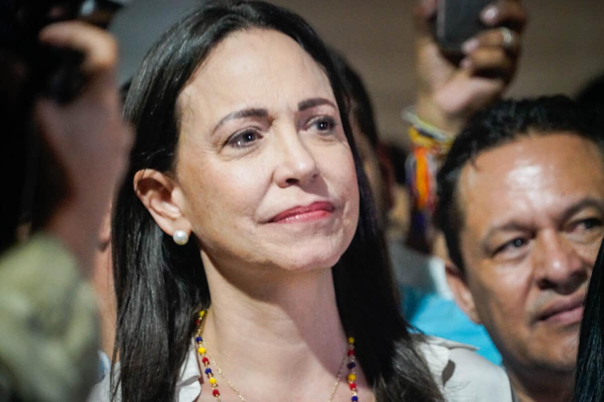 María Corina Machado recibiendo el primer boletín de los resultados y luego en tarima en la sede de su partido Vente Venezuela