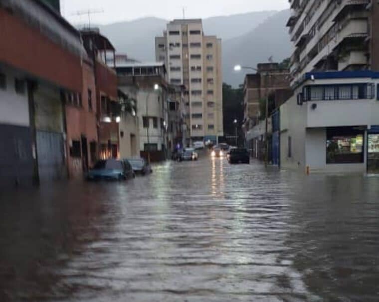 Se reportaron inundaciones, desbordamientos y árboles caídos en varias zonas del Distrito Capital y Miranda