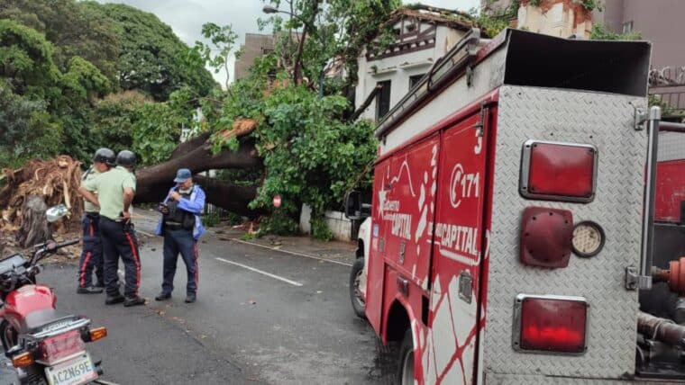 Reportaron anegaciones y fallas eléctricas en Caracas tras las lluvias de este domingo