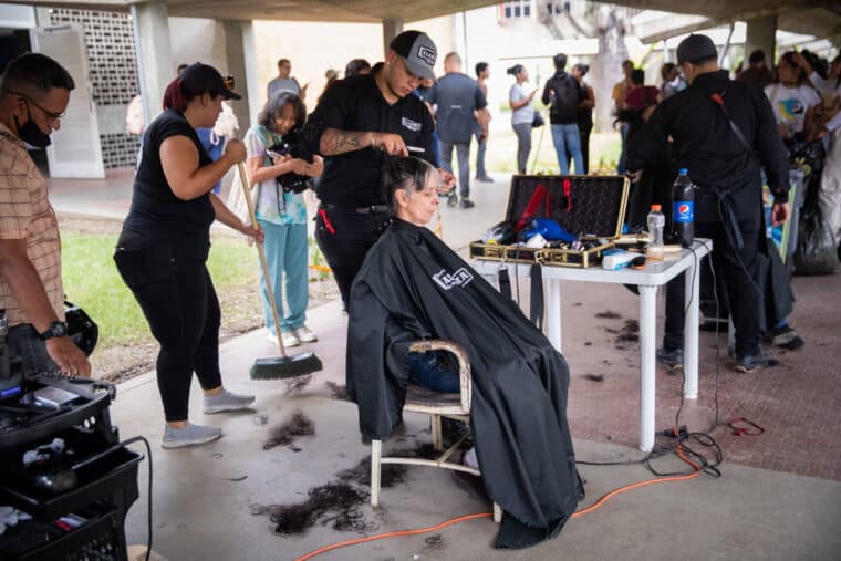 Voluntarios donaron cabello para limpiar los residuos de crudo del lago de Maracaibo