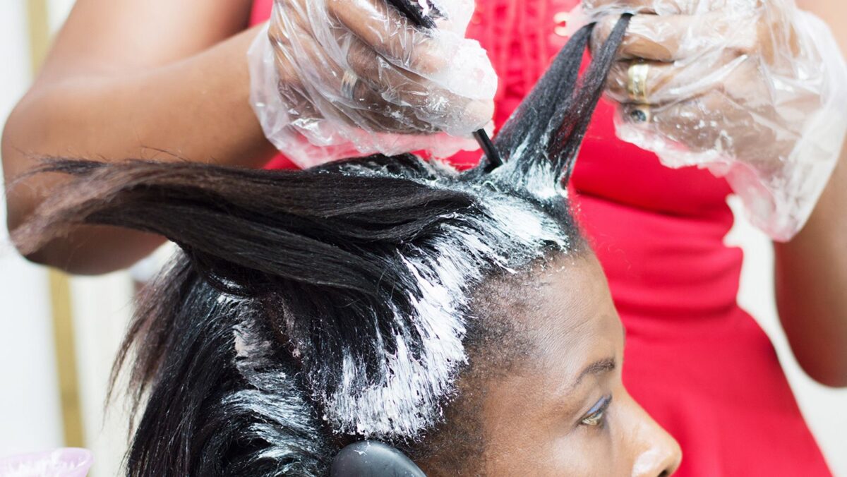 Evalúan prohibir los alisadores de cabello con sustancias químicas: ¿a qué se debe la medida?