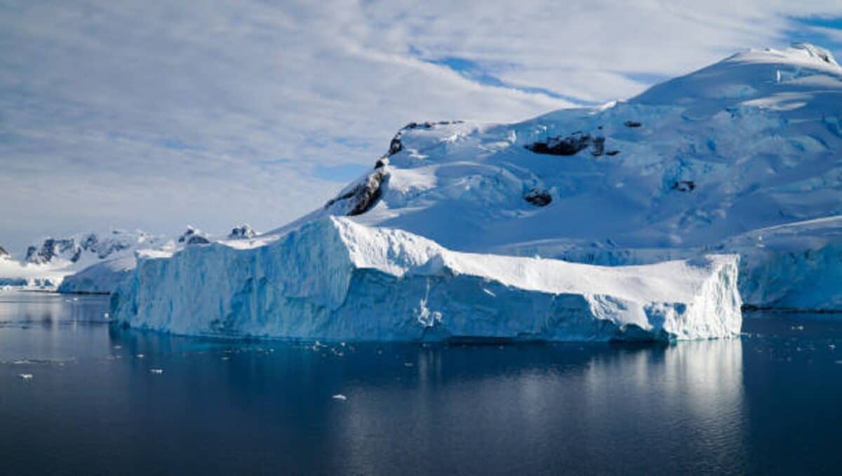Científicos británicos alertan que la plataforma de hielo en la Antártida se redujo un 43%