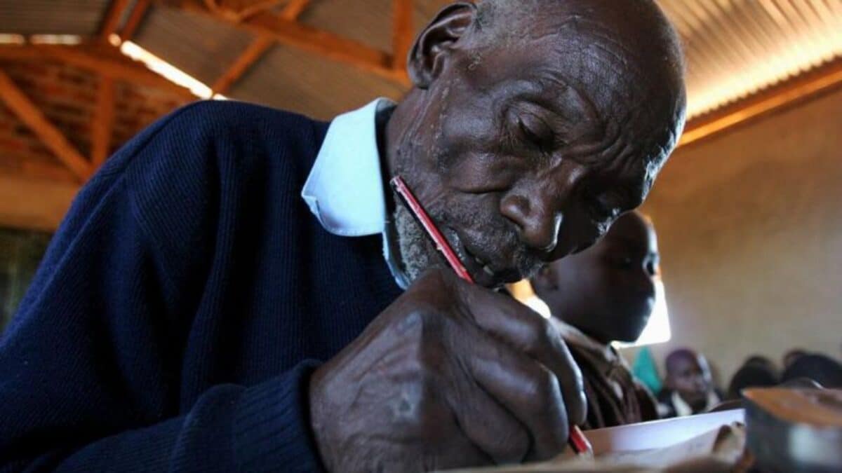 La inspiradora historia del hombre que empezó la escuela primaria a los 84 años de edad