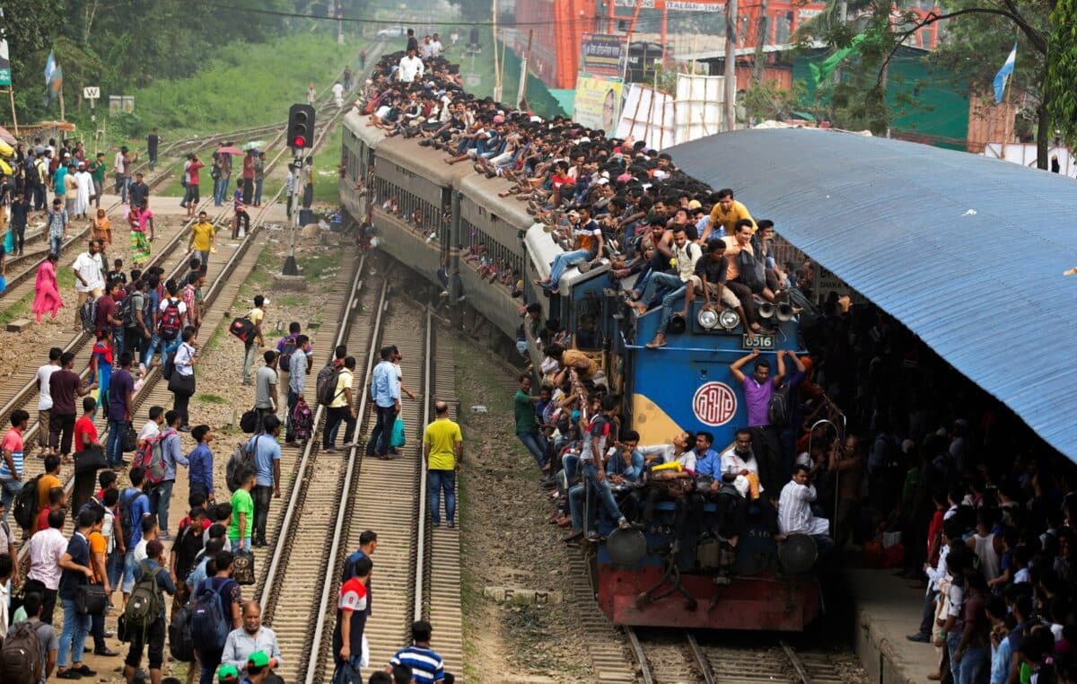 Al menos 17 muertos por el choque de dos trenes en Bangladesh